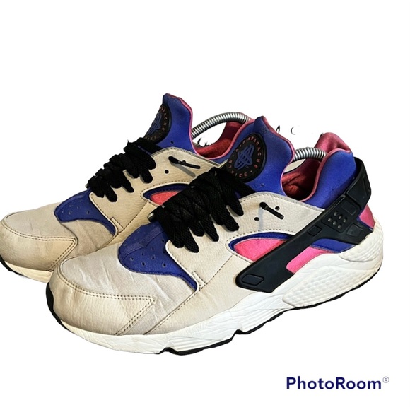 Nike Shoes - Woman’s Nike Huaraches Sneakers